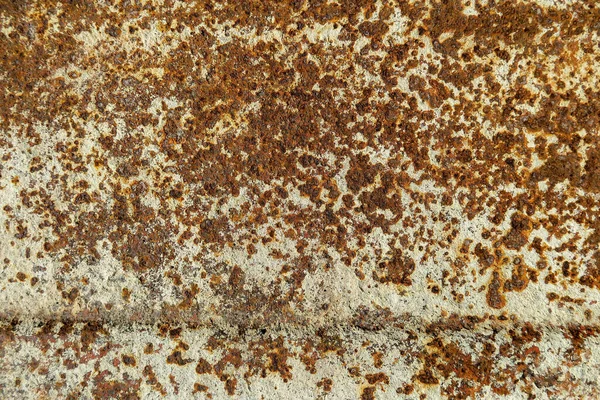 Eski metal bir plakanın paslı sarı yüzeyi