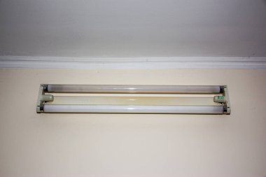 Duvardaki eski lamba