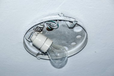 Tavanda eski elektrik lambası