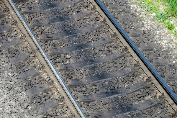 Taşlardan Otlardan Oluşan Tren Yolu — Stok fotoğraf