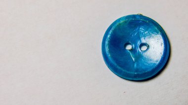 Giysiler için güzel bir düğmenin makro resmi.