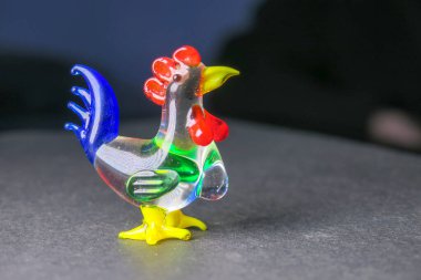 Oyuncak bir horoz heykeli masanın üstünde