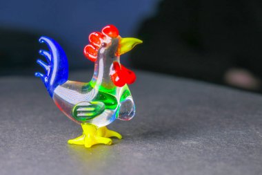 Oyuncak bir horoz heykeli masanın üstünde