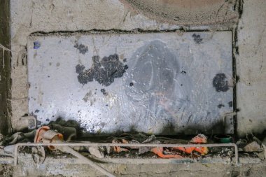 Atölyedeki eski kirli ayna.