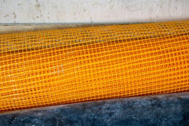 Sarı sentetik inşaat ağı. Skein, tomar, bir sürü ağ..