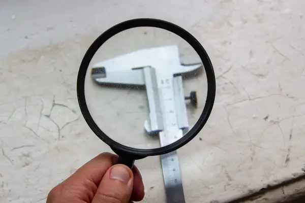 Examen Des Objets Travers Une Loupe Une Loupe — Photo