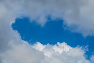 Harika yaz havasında mavi gökyüzü ve beyaz bulutlar