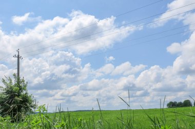 Harika yaz havasında mavi gökyüzü ve beyaz bulutlar