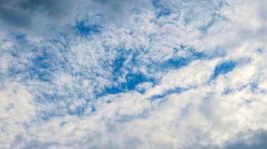 Harika yaz havasında mavi gökyüzü ve beyaz bulutlar