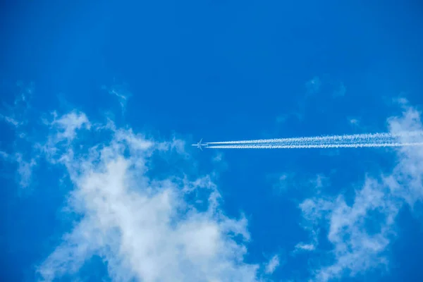 Блакитне Сонячне Небо Якому Літак Летить — стокове фото