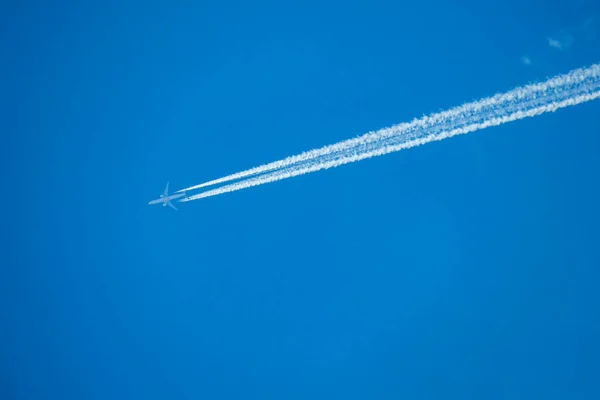 Céu Ensolarado Azul Qual Avião Voa — Fotografia de Stock