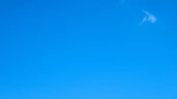 Blauwe Lucht Witte Wolken Bij Prachtig Zomerweer — Stockfoto