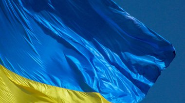 Ukrayna 'nın sarı ve mavi bayrağı rüzgarda dalgalanıyor.