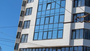 Balkonlara ve pencerelere bakan bir binanın ön cephesi