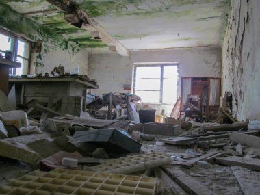 Duvarlarında çöp ve mantar olan terk edilmiş eski bir ev.