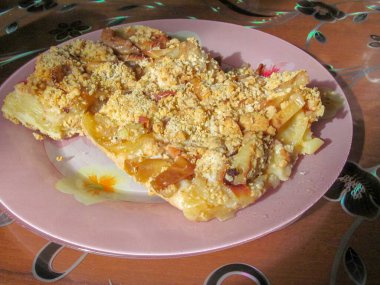 Masadaki pembe tabakta nefis ev yapımı elmalı turta.