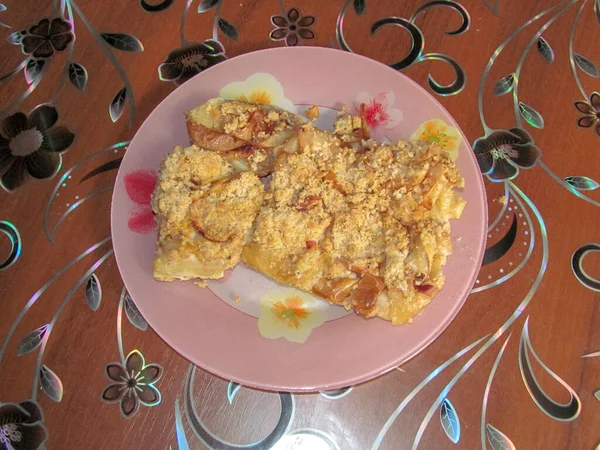 Köstlicher Hausgemachter Apfelkuchen Auf Einem Rosa Teller Auf Dem Tisch — Stockfoto