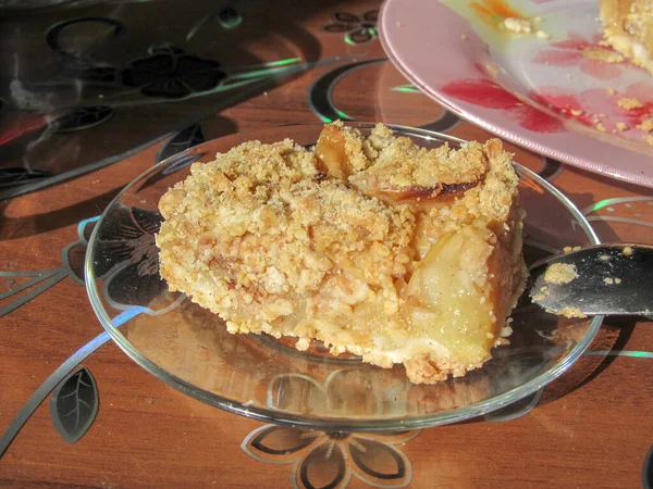Вкусный Домашний Яблочный Пирог Розовой Тарелке Столе — стоковое фото
