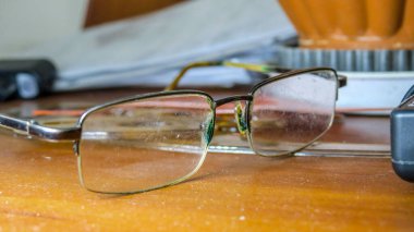 Yaşlı adamların bardakları masada.