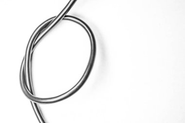 Beyaz arka plan ve beyaz kağıt üzerinde siyah kablo