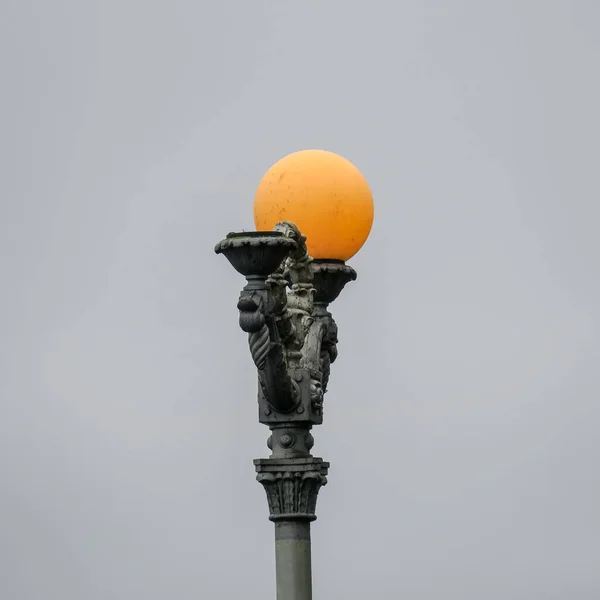 公园里一根柱子上折断的灯笼 — 图库照片