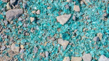 Güzel kırık araba camları ve taşlar