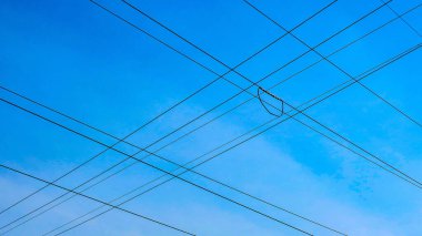 Elektrik hatları ve mavi gökyüzü