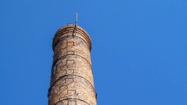 Gökyüzü zemininde çalışmayan eski tuğla kazan dairesi borusu