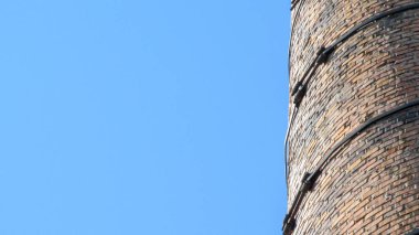 Gökyüzü zemininde çalışmayan eski tuğla kazan dairesi borusu