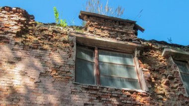 Terk edilmiş eski bir tuğla acil servisi. Ternopil, Ukrayna