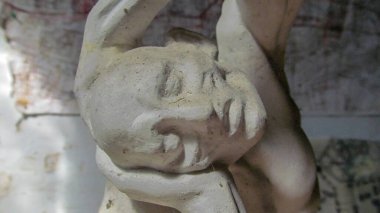 Düşünce içinde ellerini başının arkasında tutan bir adamın heykeli.