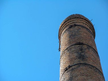 Gökyüzü zemininde çalışmayan eski tuğla kazan dairesi borusu