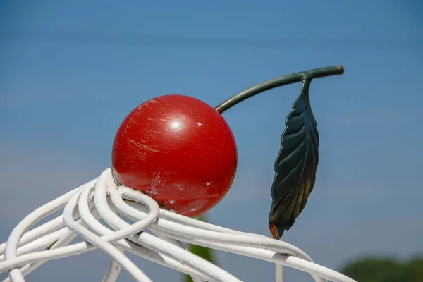 Modelo Plástico Cerezas Sobre Helado — Foto de Stock