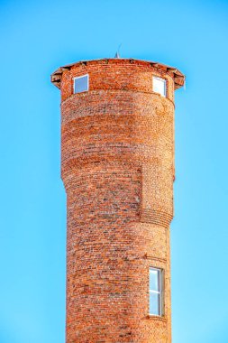 Gökyüzü arka planında tuğla su kulesi