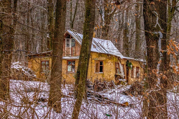 Velha Casa Abandonada Floresta Inverno — Fotografia de Stock