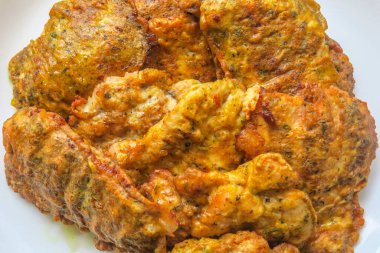 Baharatlı kızarmış tavuk pirzolası