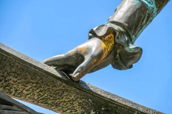 Fragmento Monumento Mão Uma Mulher Corrimão — Fotografia de Stock