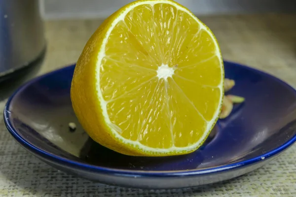 台所の皿の上に黄色のレモン — ストック写真