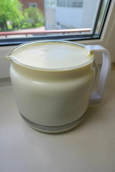 Lait Vache Dans Une Casserole Sur Rebord Fenêtre — Photo