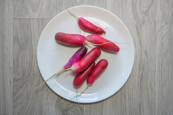 Fruits Radis Rouges Blancs Sur Une Assiette — Photo