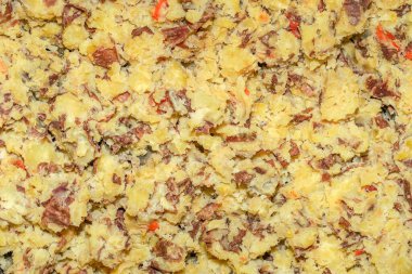 Tavuk yemi olarak haşlanmış patates ve havuç.