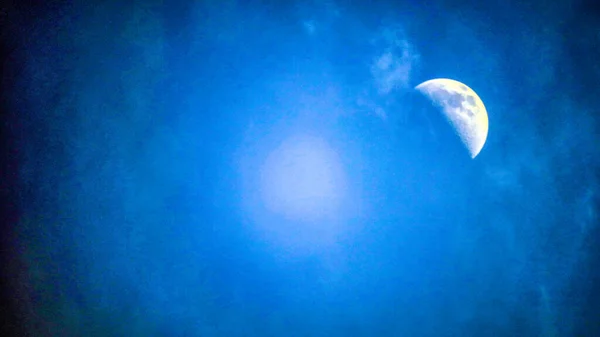Красивая Полумесяц Небе Дневная Фотография — стоковое фото