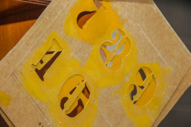 Atölyede numaralarla birlikte şablon