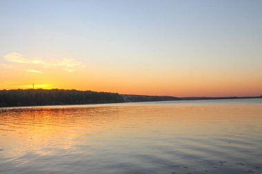 Gün batımında suyun üzerinde güzel bir gökyüzü
