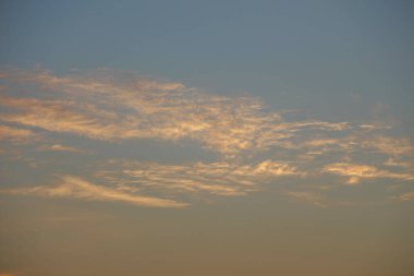 Gün batımında suyun üzerinde güzel bir gökyüzü