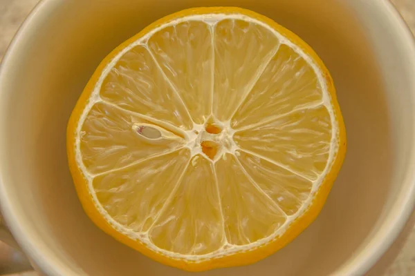 Gelbe Zitrone Auf Dem Tisch — Stockfoto