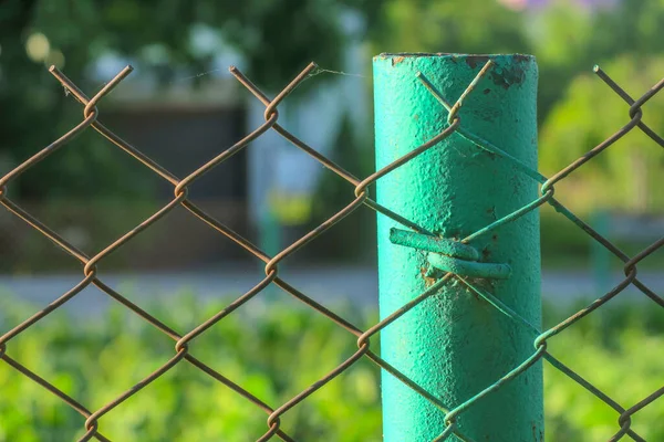 Bahçeyi Çevreleyen Çitlerin Üzerindeki Metal — Stok fotoğraf