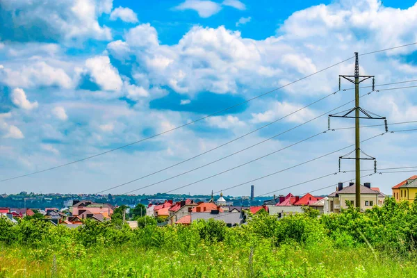 Şehrin genel görünümü ve elektrik hatları. Çok katlı binalar ve bir tarla