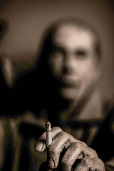 Silhouette Eines Mannes Mit Zigarette — Stockfoto