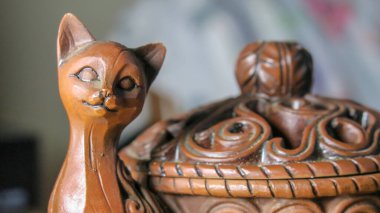 Sentetik kedi heykeli ve mücevher kutusu